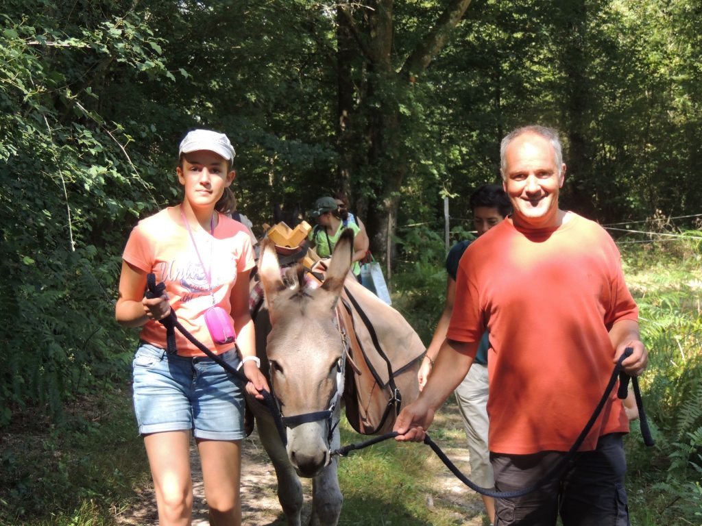 âne et famille en rando